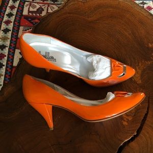 Sigerson Morrison Italian orange patent leather mid heel size 9 Retro 1960s